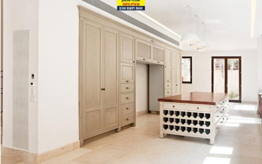 Tuscan style Villa for Rent in Kfar Shmaryahu