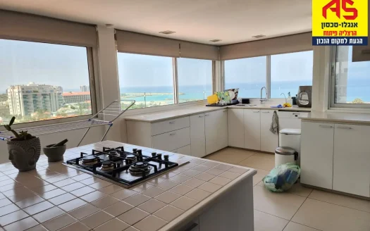 Fully furnished 4 room apartment with seaview